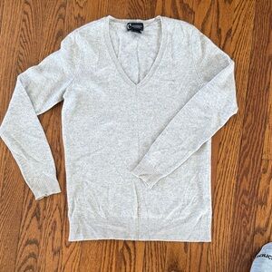 Classic cashmere V-Neck Sweater in Light Gray